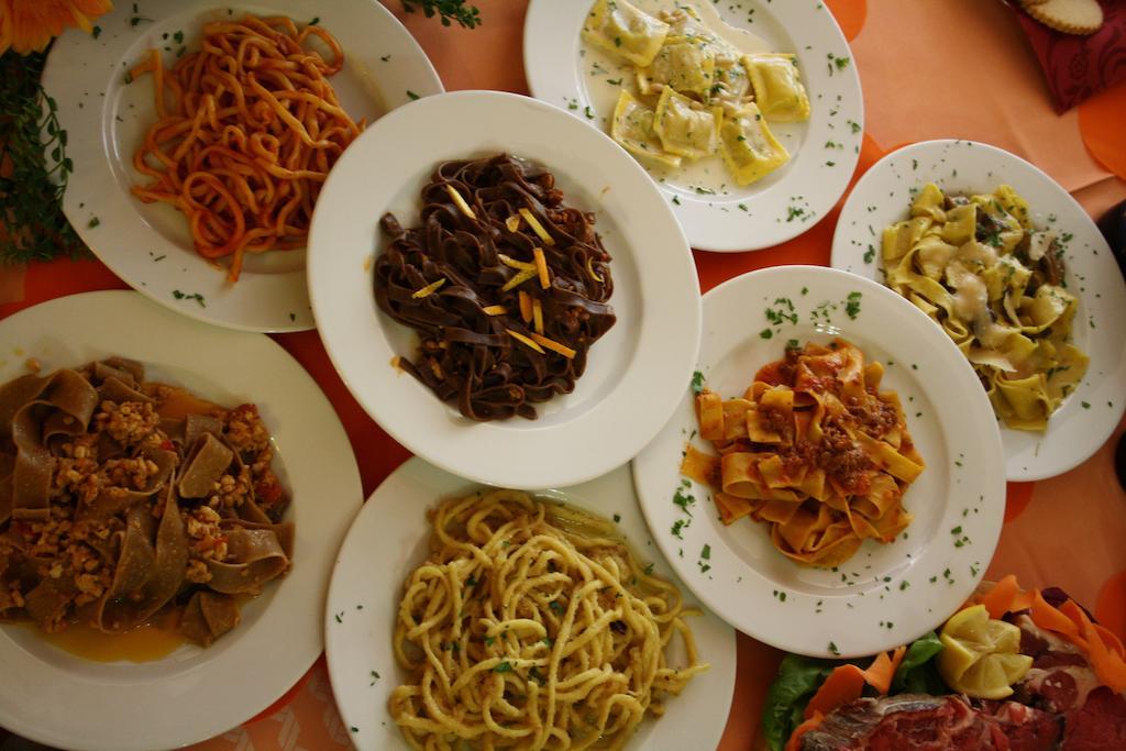 Hotel Ristorante Il Pino Чиуси Экстерьер фото