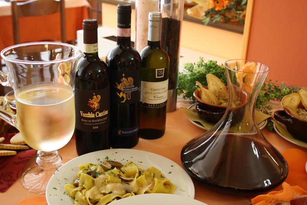 Hotel Ristorante Il Pino Чиуси Экстерьер фото
