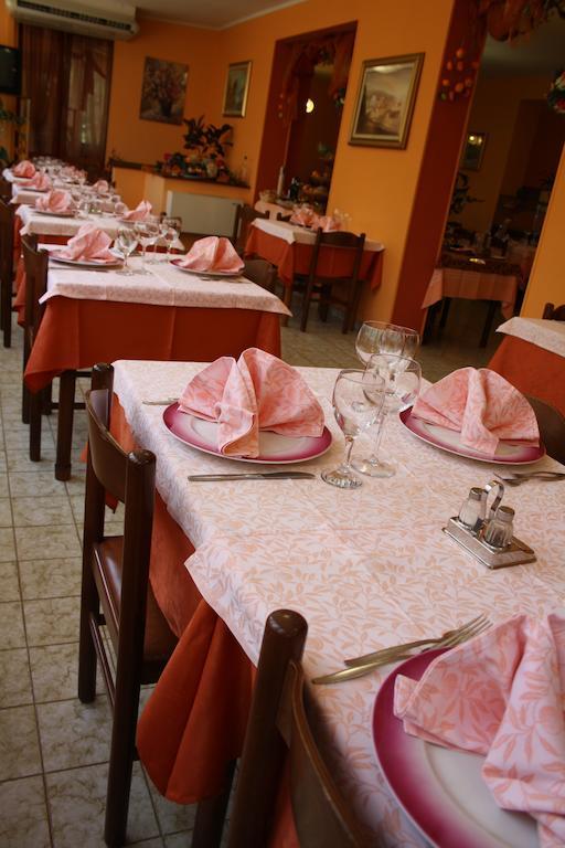 Hotel Ristorante Il Pino Чиуси Экстерьер фото