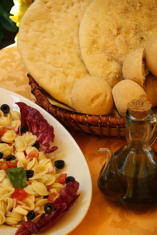 Hotel Ristorante Il Pino Чиуси Экстерьер фото