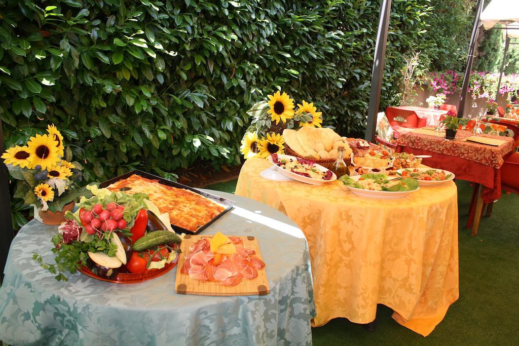Hotel Ristorante Il Pino Чиуси Экстерьер фото