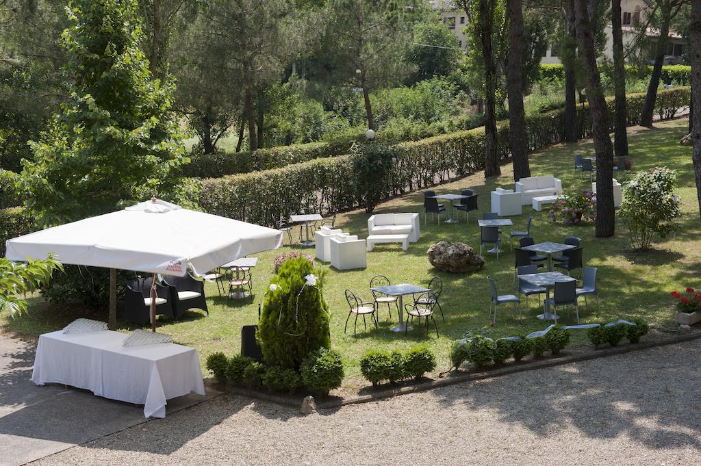 Hotel Ristorante Il Pino Чиуси Экстерьер фото