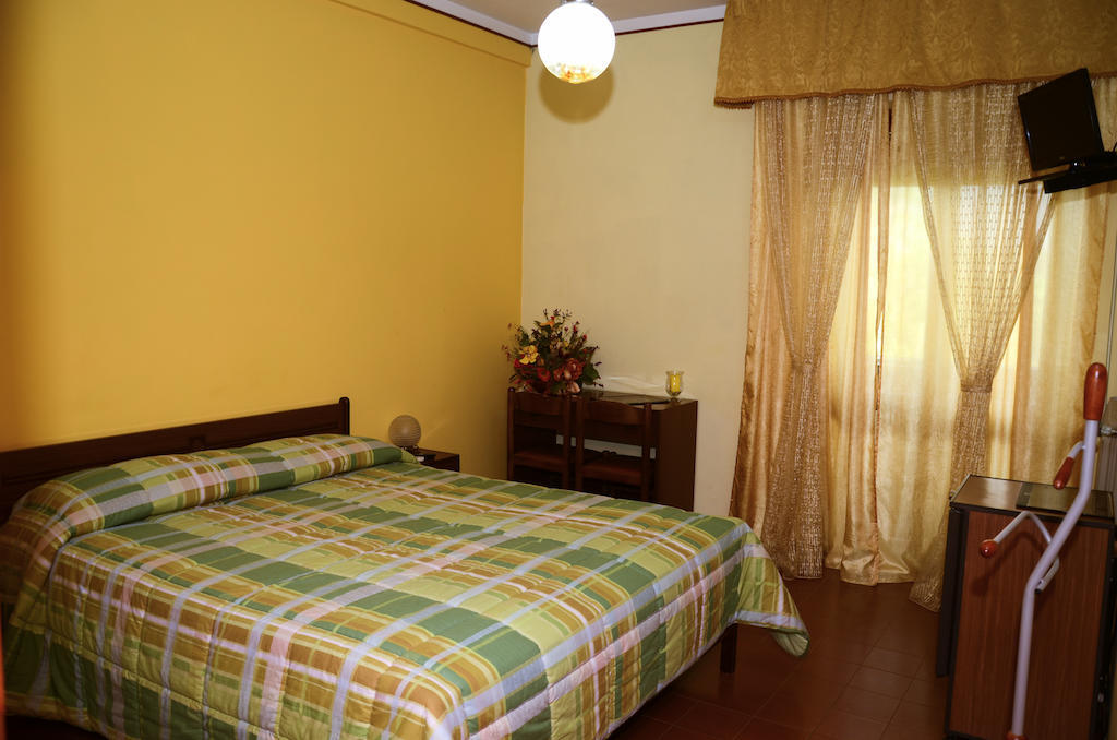 Hotel Ristorante Il Pino Чиуси Номер фото