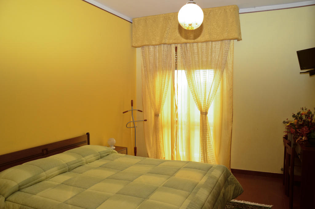 Hotel Ristorante Il Pino Чиуси Номер фото